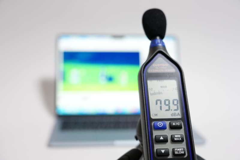 簡易騒音計で計測した音圧は、Neoが82.4dBA、Airが79.9dBA。音量はNeoの方が大きいが、Airの方が臨場感は上だ