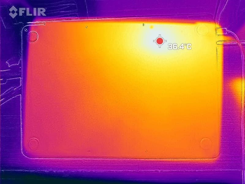 高負荷時の温度は、Neoが36.4℃、Air(M5)が43.0℃となった(室温26.8℃で測定)