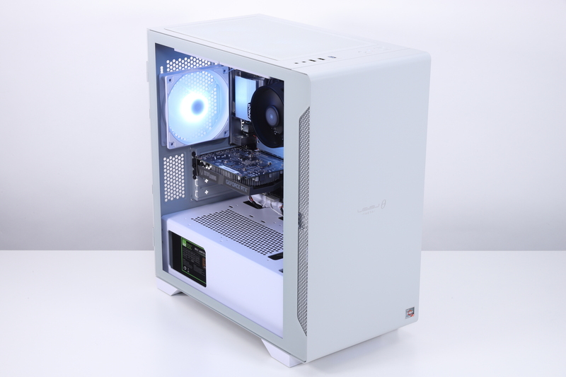 マットな質感のパステルグレー筐体に、涼やかなアリスブルーのLEDファンを組み合わせたLEVEL-M155-R45-LAX