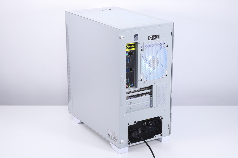 右側面には金属製のサイドパネルを搭載。天板には通気口が設けられている