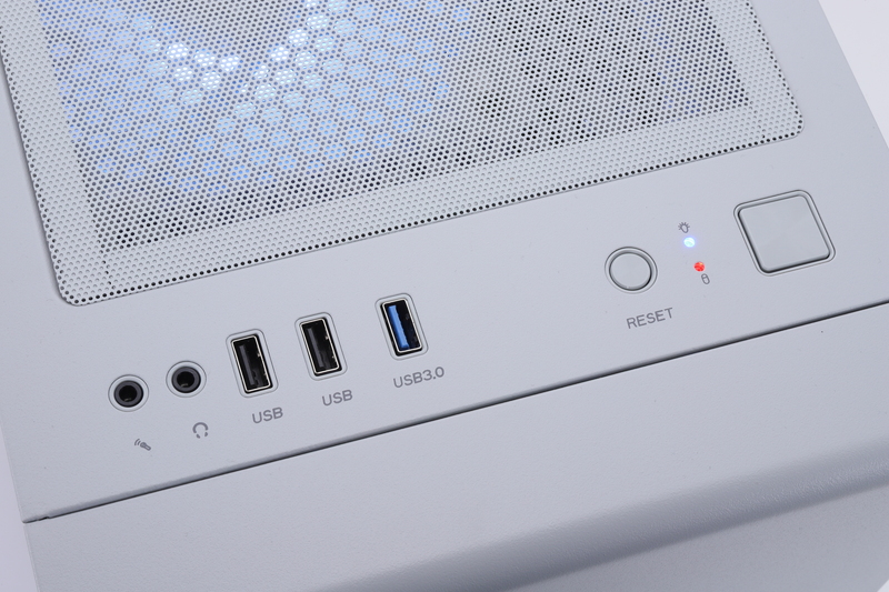 天板の前方に電源スイッチやUSBポートなどが配置されている