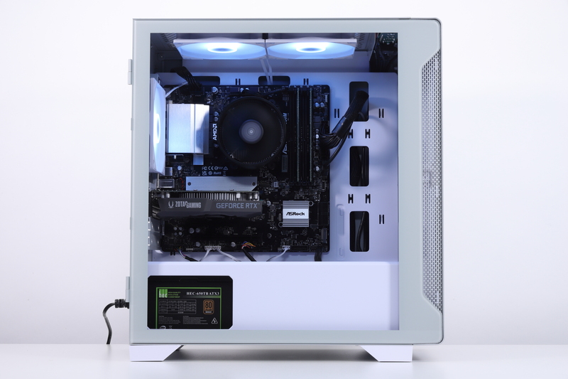 ケースの左側面は開口部の広いガラスパネルを採用しており、ケース内部のパーツやLEDイルミネーションが楽しめる