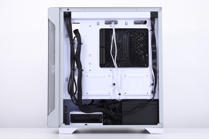 ケース右側面内部。ケーブルは積極的に裏配線として処理されており、すっきりとした内装に組み上げられている