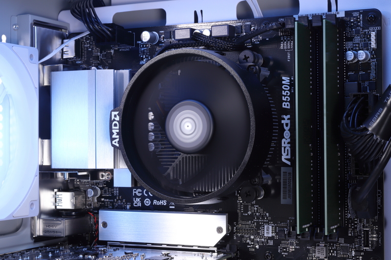 標準構成の空冷CPUクーラーを搭載したRyzen 5 4500