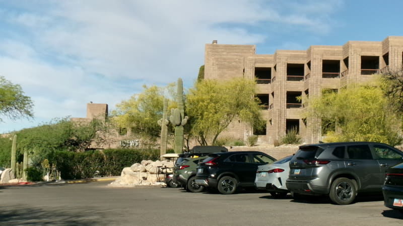 「IRPS 2026(2026年開催のIRPSを意味する)」の会場となった米国アリゾナ州ツーソンのリゾートホテル「Loews Ventana Canyon Resort」の外観(正面玄関付近)。2026年3月23日(現地時間)に筆者が撮影した