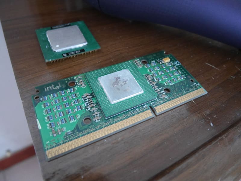 Celeron 300A(手前)