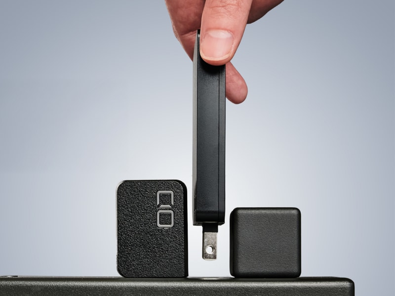 ACアダプタの隙間を縫って利用できる