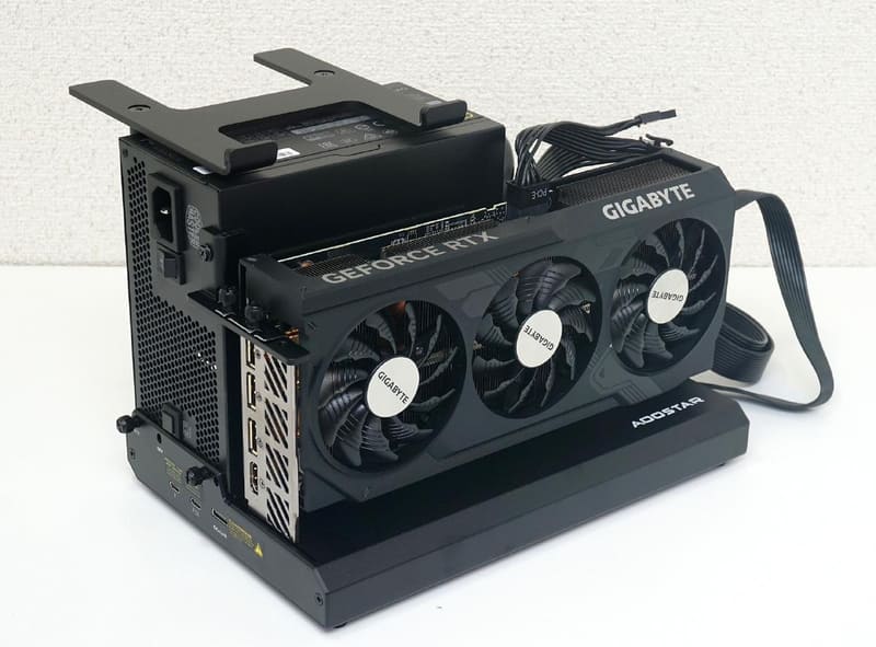 ビデオカードと電源ユニットを組み込んだEG02。ビデオカードの長さに制限はない