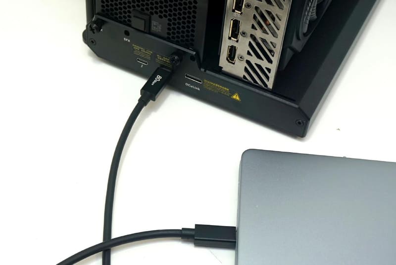Dell 14 PlusとEG02は、付属のThunderbolt 5ケーブルで接続するだけでよい。ノートPC側に電源供給用のACアダプタを接続する必要はない