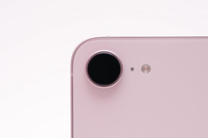 リアカメラは広角カメラ(48MP、F1.6、26mm、センサーシフト光学式手ぶれ補正)を搭載