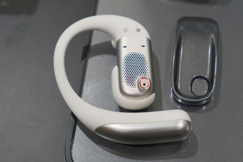 内側の大きなメッシュ部分がスピーカー、赤色で塗られた部分は耳の内側をモニタリングするマイク部