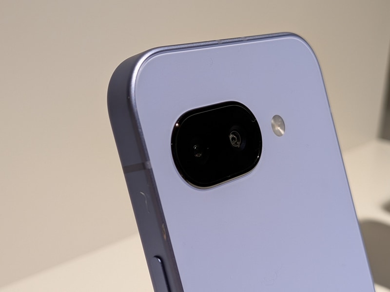 Pixel 9aの実機。うっすらとカメラ部分が出っ張っている