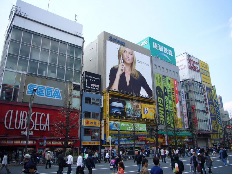 検証に使用した、街並みの風景(画像1)、グラフを含むスクリーンショット(画像2)、色彩豊かな料理(画像3)