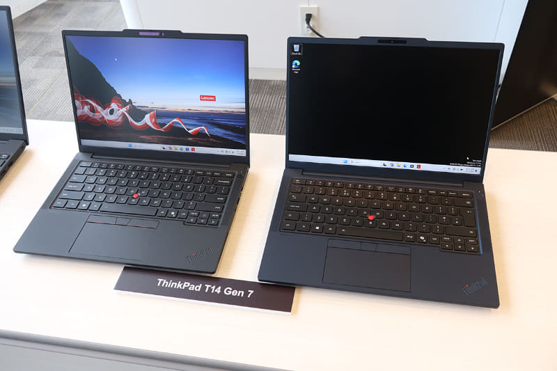 ThinkPad T14 Gen 7(右は新色のコズミックブルー)