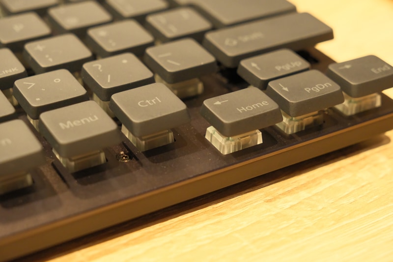 カーソルキー部分はスイッチの向きを90度変えて配置するなど、工夫が施されている