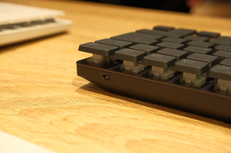 電源スイッチは右奥