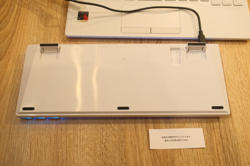 チルトスタンドも備える(調整は展開/収納の2段階のみ)