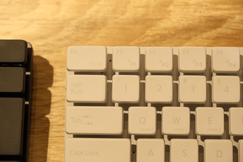 キートップの端とほぼ同じぐらいまで筐体が小型化されており、できる限りの省スペース化が図られている