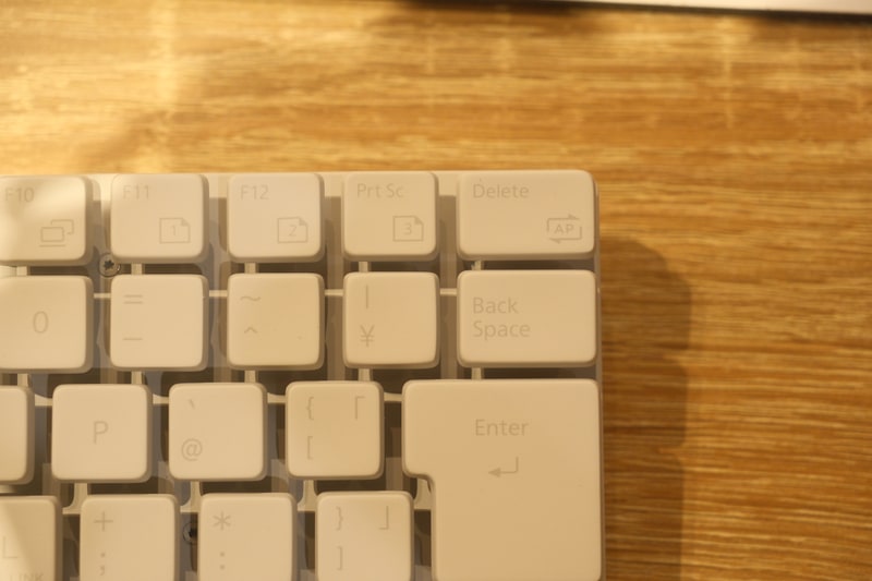 キートップの端とほぼ同じぐらいまで筐体が小型化されており、できる限りの省スペース化が図られている