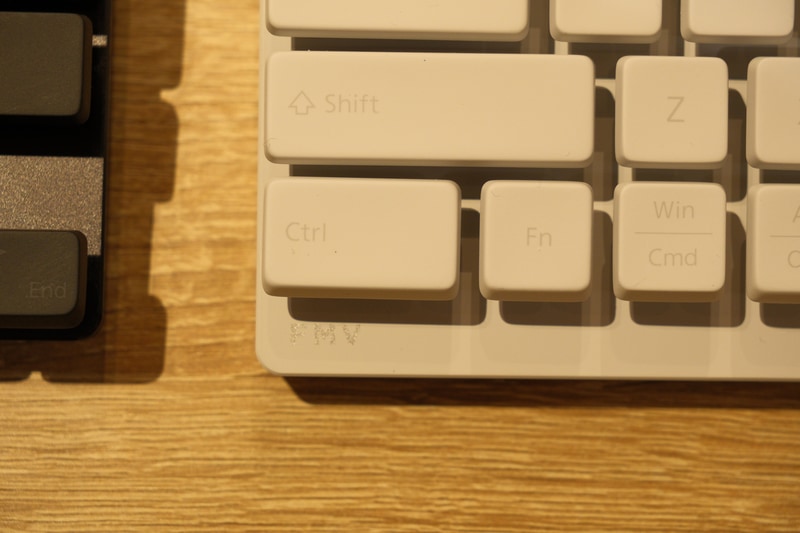 キートップの端とほぼ同じぐらいまで筐体が小型化されており、できる限りの省スペース化が図られている