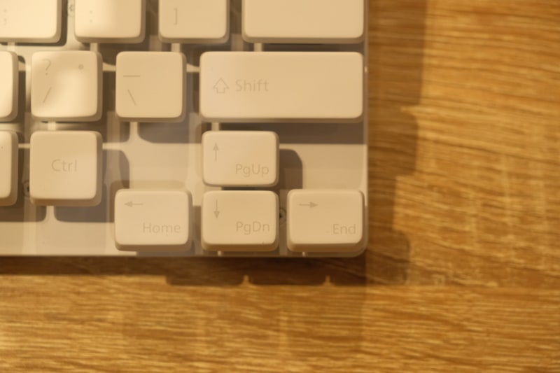 キートップの端とほぼ同じぐらいまで筐体が小型化されており、できる限りの省スペース化が図られている