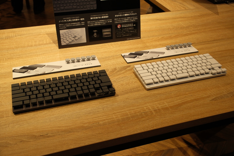 チルトスタンドも備える(調整は展開/収納の2段階のみ)