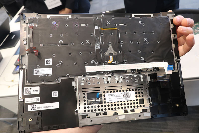 マグネットやフックなどを活用して、正しい位置にセットしやすいようにした