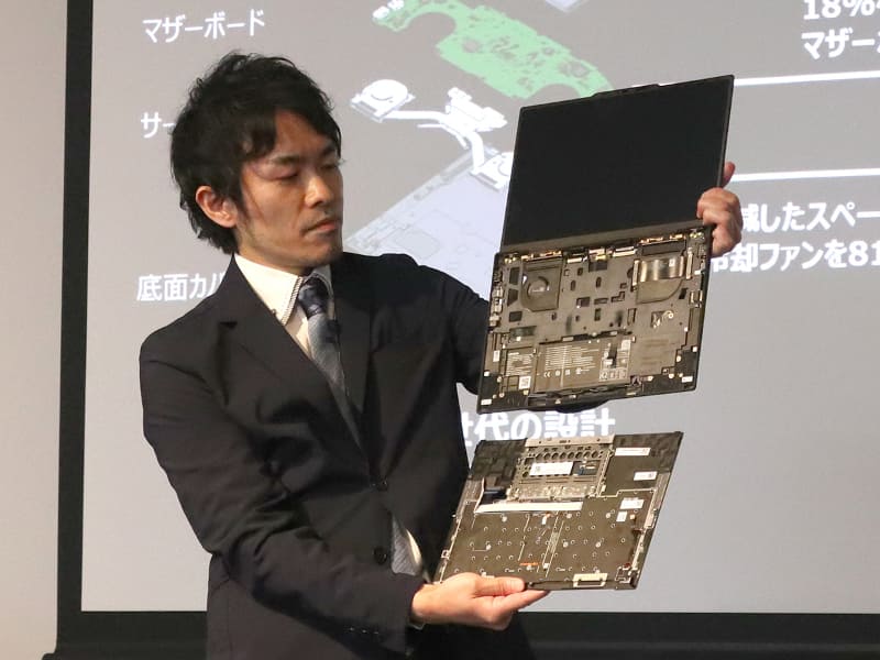 ThinkPad X1 Carbon Gen 14 Aura Editionの分解モデルを手にしている、大和研究所機構開発プロジェクト#1筐体設計リーダーの堀内茂浩氏