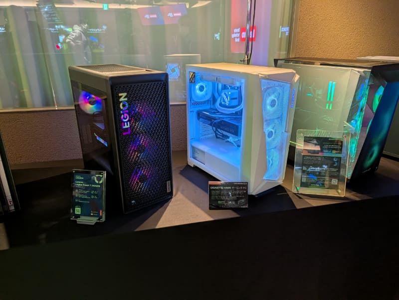 ゲーミングデスクトップについては、各社まとめて並べて展示されていた