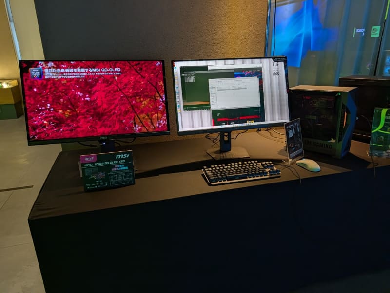MSIとASUSは、ゲーミングモニターも別展示していた。MSIのモニターは「271QR QD-OLED X50」で、リフレッシュレート500HzのQD(量子ドット)有機ELパネルを採用する