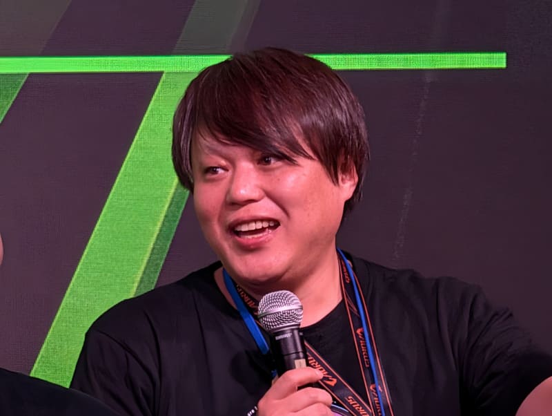 GIGABYTEの関口氏は40周年の節目を迎え、今回発売した薄型軽量ゲーミングノートPC「AERO X16」についてアピール