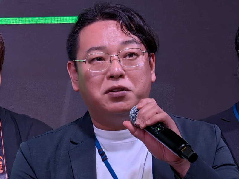 Lenovoの細川氏は、独自の物理AIチップ（Lenovo AI Engine+）により、排熱や電力を自動で最適化しているほか、メーカー保証内でのオーバークロックもサポートしている点を紹介した