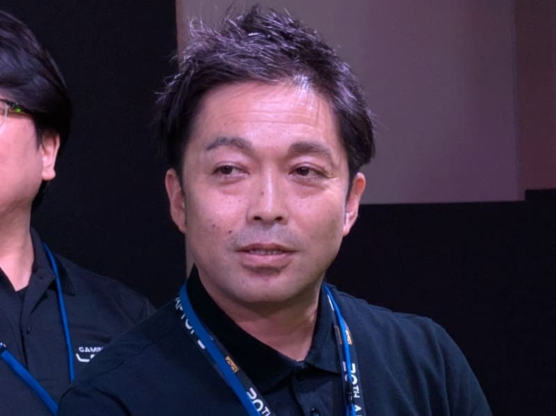 MSIの鈴木氏は、40周年を数え、最先端技術の最速投入に加えて、豊富なノベルティ(販促品)が強みとアピールして来場者たちの笑いを誘った