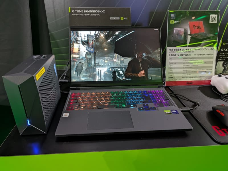 マウスコンピューターは同社ゲーミングブランド「G TUNE」の薄型モデルに加えて、外付けの「水冷BOX」が標準で付属するハイエンドモデル「G TUNE H6-I9G90BK-C」を展示。この水冷BOXがかなりの存在感となっていた