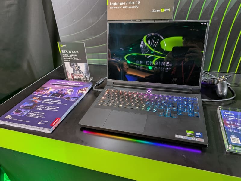 Lenovoブースでは、CPUにCore Ultra 9 275HX、メモリ64GB、ストレージは2TB、GeForce RTX 5090 Laptopと、搭載パーツのすべてがハイエンドな「Legion Pro 7i Gen 10」など2製品を展示していた