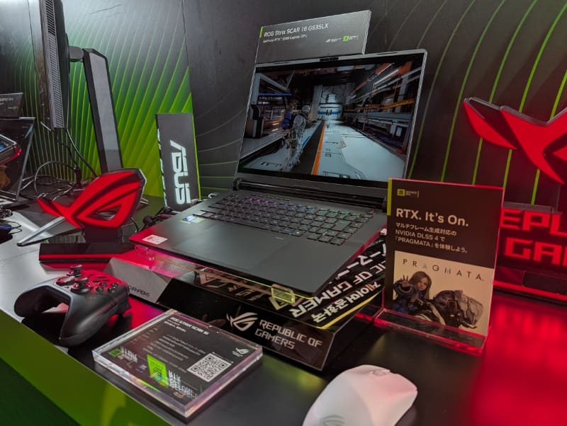 ASUSのブースでは、16型ディスプレイ搭載のハイエンドモデル「ROG Strix SCAR 16 G635LX」が展示されていた。CPUにCore Ultra 9 275HX、メモリ64GB、ストレージは2TBで、GeForce RTX 5090 Laptop搭載で、搭載パーツのすべてがハイエンドだ