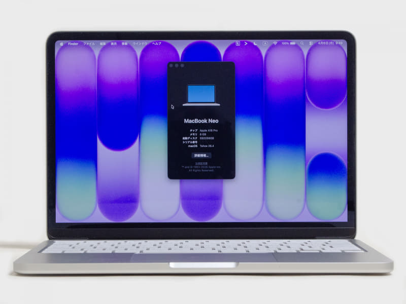 前面。写真からは分からないがパネル中央上にFaceTime HDカメラ。フチはそこそこある