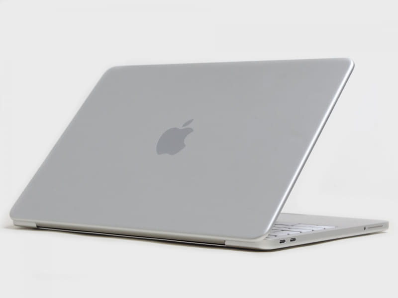 背面。カラーバリエーションはシルバー。中央に同社のロゴとシンプル