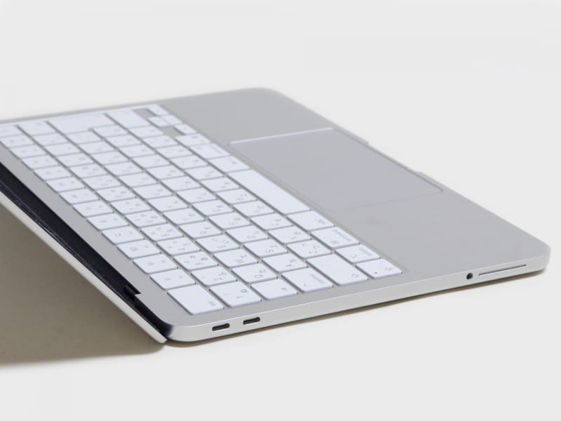 左側面。奥側がUSB 3.2 Gen 2 Type-C、手前側がUSB 2.0﻿ Type-C、手前に3.5mmジャックとLスピーカー