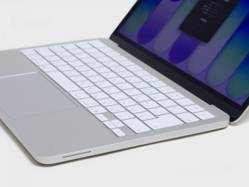 右側面。Rスピーカーのみ