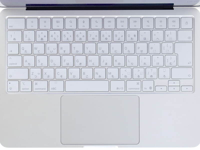 日本語キーボード。バックライトはなし。打鍵感は気持ち軽めだがストロークは深め。タッチパッドも十分広く使いやすい