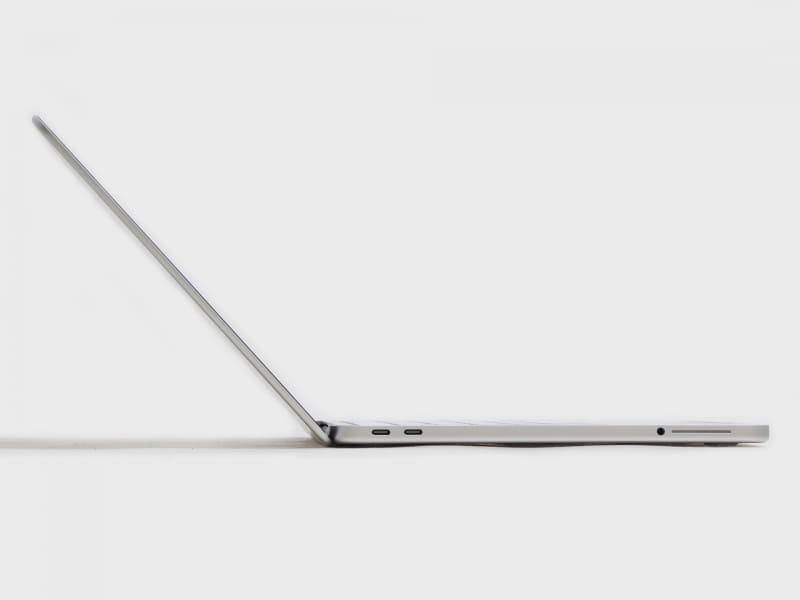 横から。3.5mmジャックがギリギリなので結構薄い