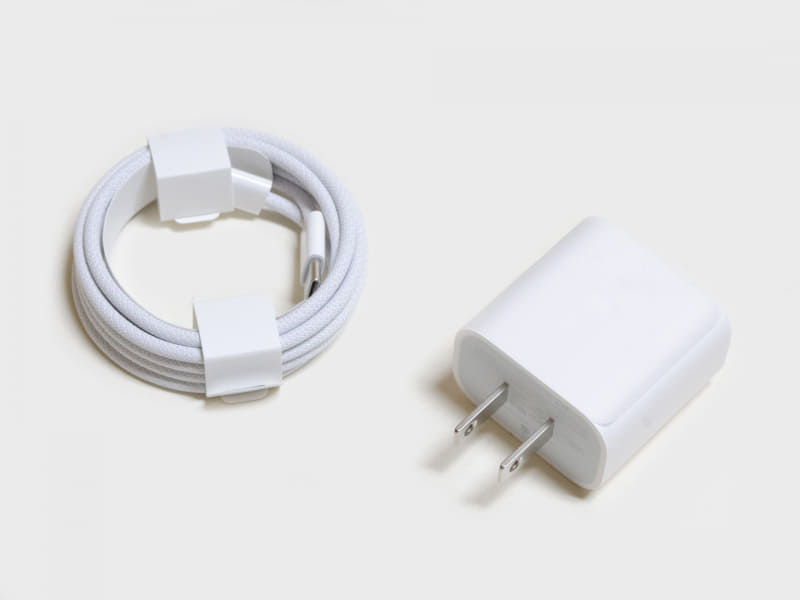 付属品。USB Type-C(1.5m)ケーブルとACアダプタ(20W)
