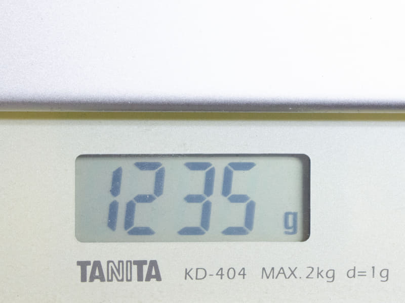 重量は実測で1,235g