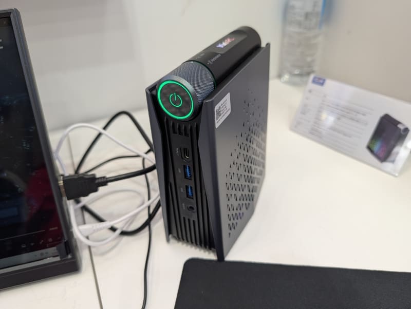 Intel CPUなどを内蔵する「S3A」は上部の電源スイッチなどユニークな形状が魅力のミニPCで、正に同社の本領が発揮されたような製品だ