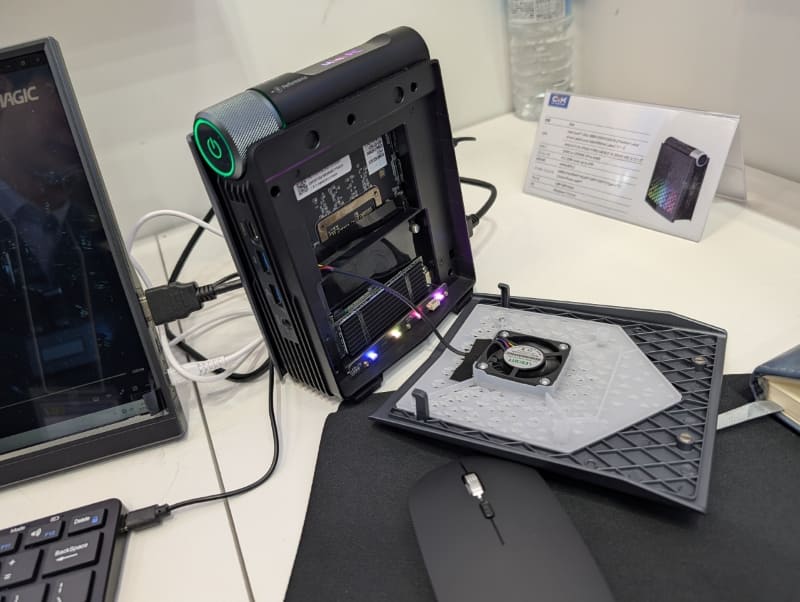 側面の蓋がツールレスで簡単に開けられるのが特徴の1つとなっている