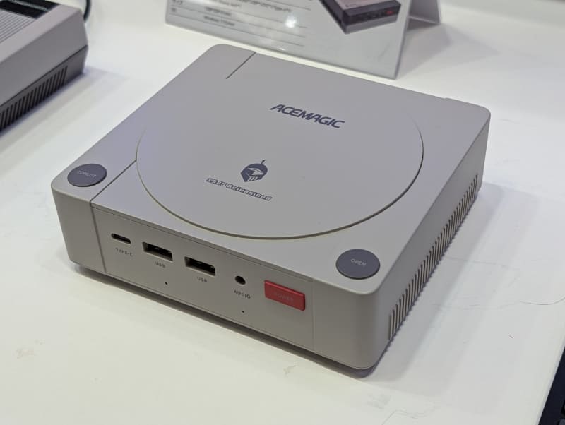 数あるミニPCの中でも異彩を放つユニークなビジュアルのミニPC筐体は、CDが入れられそうなビジュアルだが、丸い部分が開くなどのギミックはないようだ