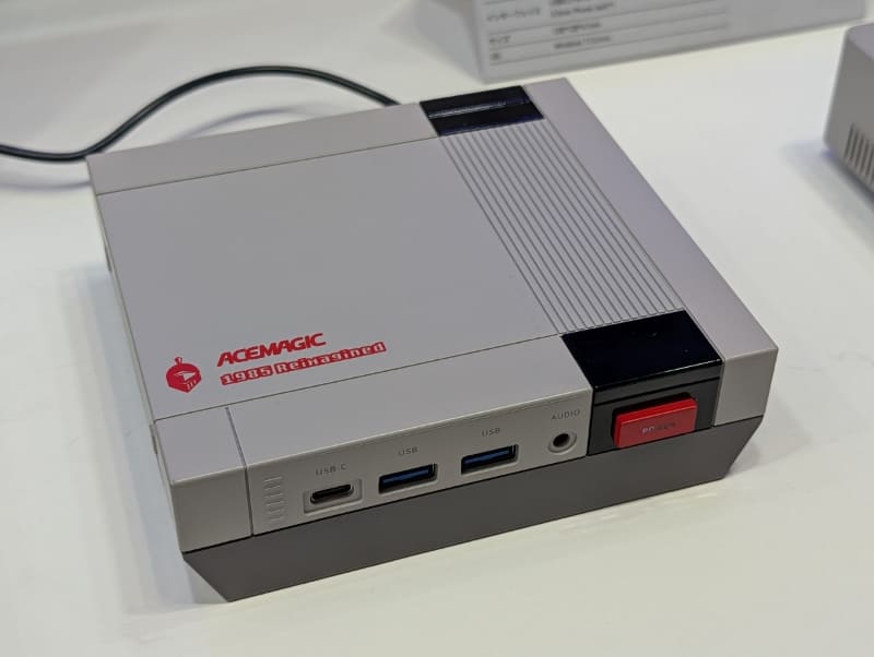 こちらは日本だと馴染みのないデザインだが、ACEMAGICのロゴの下にある「1985 Reimagined」のロゴが意味深だ。ベースとなる「G3B」の説明によると、Core Ultra X9 388H、Core Ultra 7 255H、Core Ultra 5 226VなどのCPUが搭載できる