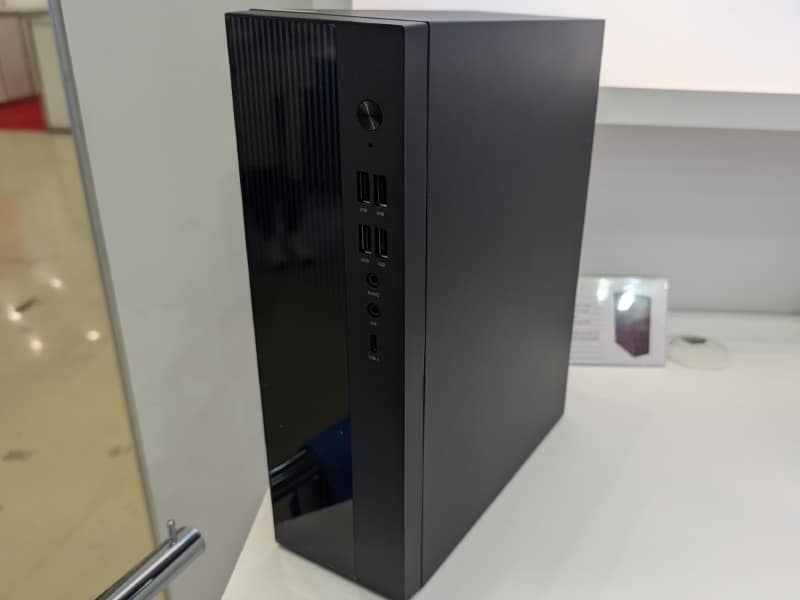 今回の会場では1台のみ展示されていた黒基調の大型ケースのミニPC「MX1A」。大型ケースといっても実際の高さは298mmなので、PCケースとしてはMini-ITXやMicroATXサイズだ。ビジネス向けにのみ展開するモデルとなっており、個人向けの販売は行なっていないようだ