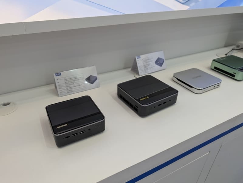 カラーリングや厚み、形状、スペックもさまざまなミニPCが並べられている